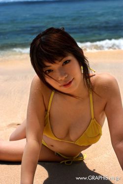 不扣钮扣的女孩